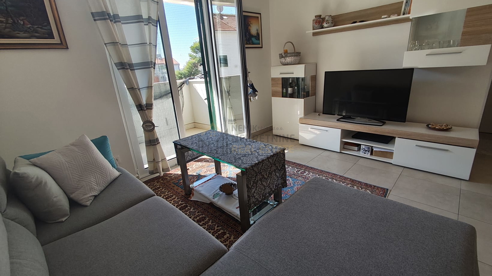 VODICE, NAMJEŠTEN DVOSOBAN STAN NA ODLIČNOJ LOKACIJI