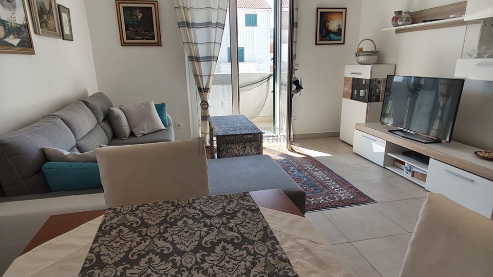 VODICE, NAMJEŠTEN DVOSOBAN STAN NA ODLIČNOJ LOKACIJI