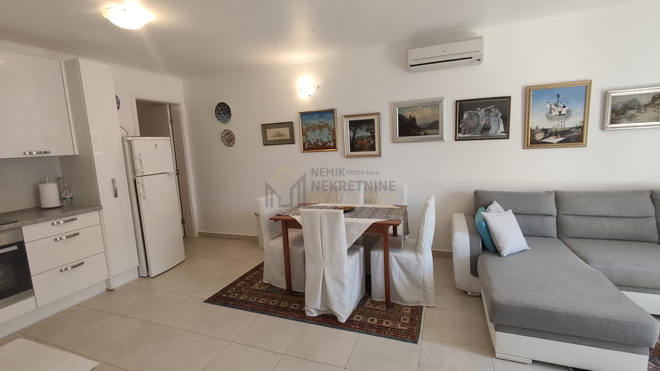 VODICE, NAMJEŠTEN DVOSOBAN STAN NA ODLIČNOJ LOKACIJI