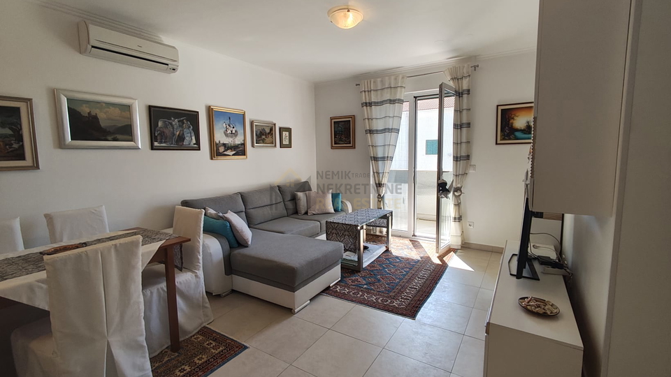 VODICE, NAMJEŠTEN DVOSOBAN STAN NA ODLIČNOJ LOKACIJI