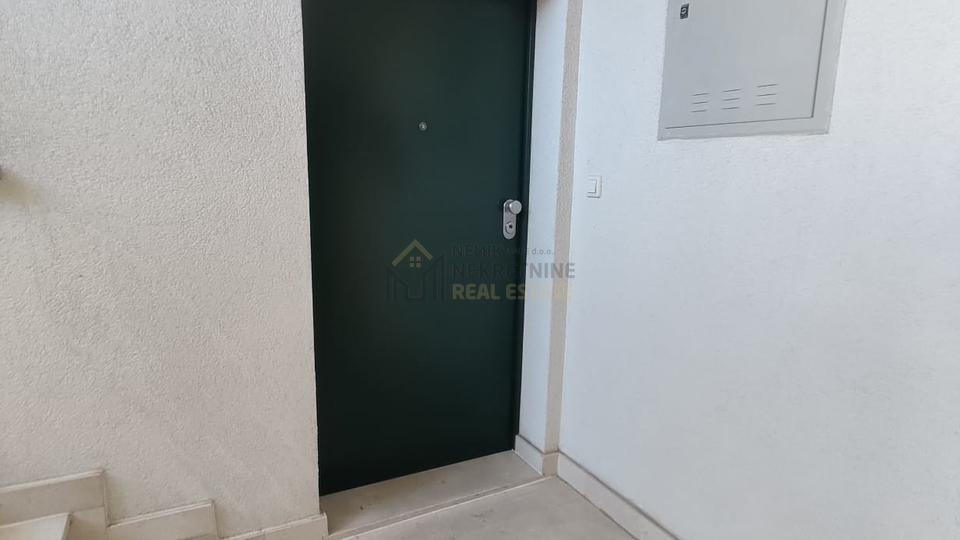 VODICE, NAMJEŠTEN DVOSOBAN STAN NA ODLIČNOJ LOKACIJI