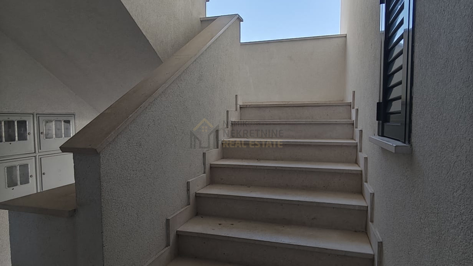 VODICE, NAMJEŠTEN DVOSOBAN STAN NA ODLIČNOJ LOKACIJI