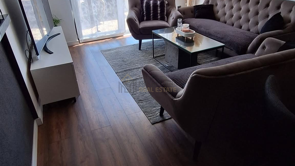 VODICE&comma; NOVO U NA&Scaron;OJ PONUDI&excl; STAN U PRIZEMLJU SA OTVORENIM POGLEDOM PREMA MORU