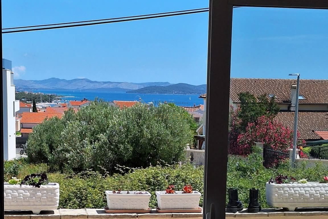 VODICE, NOVO U NAŠOJ PONUDI! STAN U PRIZEMLJU SA OTVORENIM POGLEDOM PREMA MORU