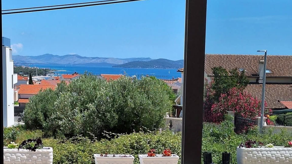 VODICE&comma; NOVO U NA&Scaron;OJ PONUDI&excl; STAN U PRIZEMLJU SA OTVORENIM POGLEDOM PREMA MORU