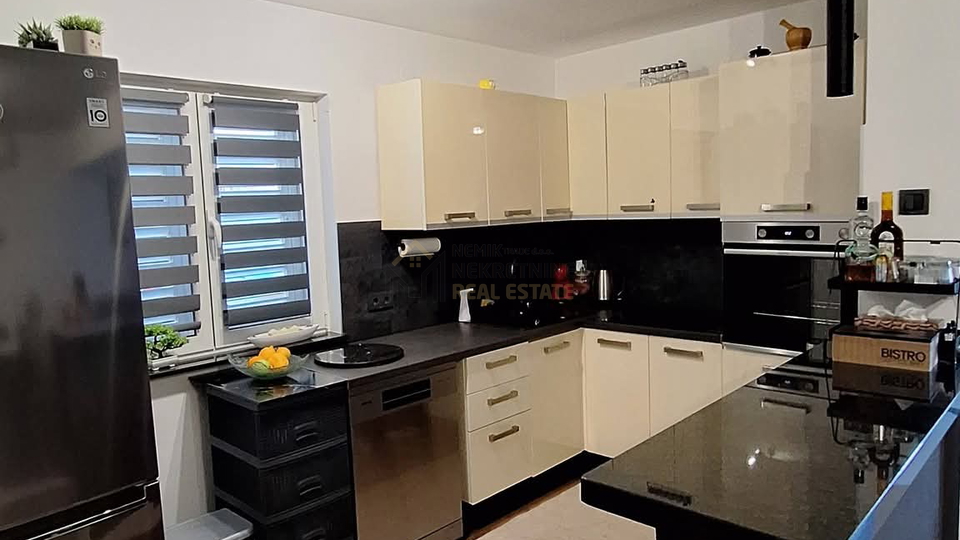 VODICE&comma; NOVO U NA&Scaron;OJ PONUDI&excl; STAN U PRIZEMLJU SA OTVORENIM POGLEDOM PREMA MORU