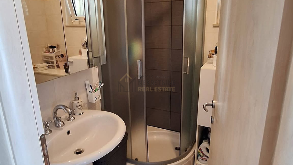 VODICE&comma; NOVO U NA&Scaron;OJ PONUDI&excl; STAN U PRIZEMLJU SA OTVORENIM POGLEDOM PREMA MORU