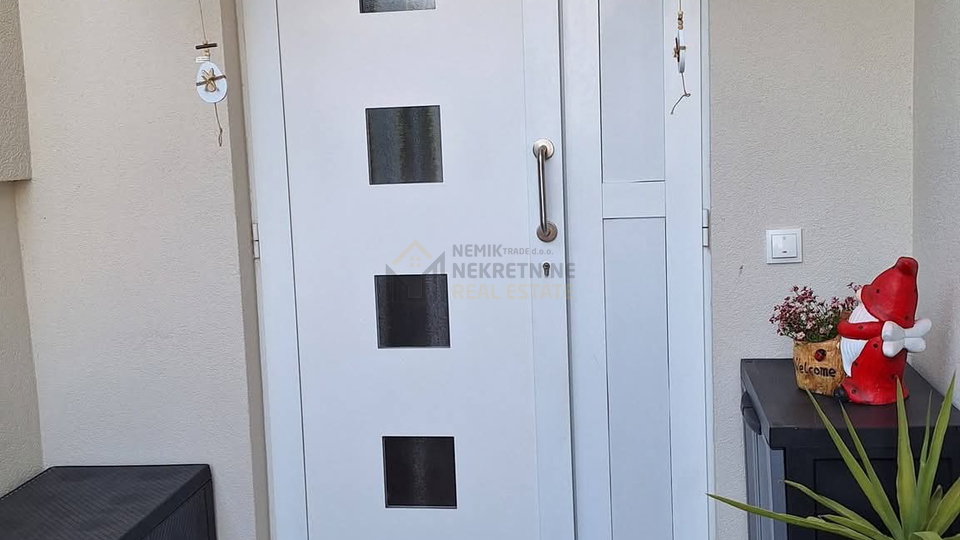 VODICE&comma; NOVO U NA&Scaron;OJ PONUDI&excl; STAN U PRIZEMLJU SA OTVORENIM POGLEDOM PREMA MORU