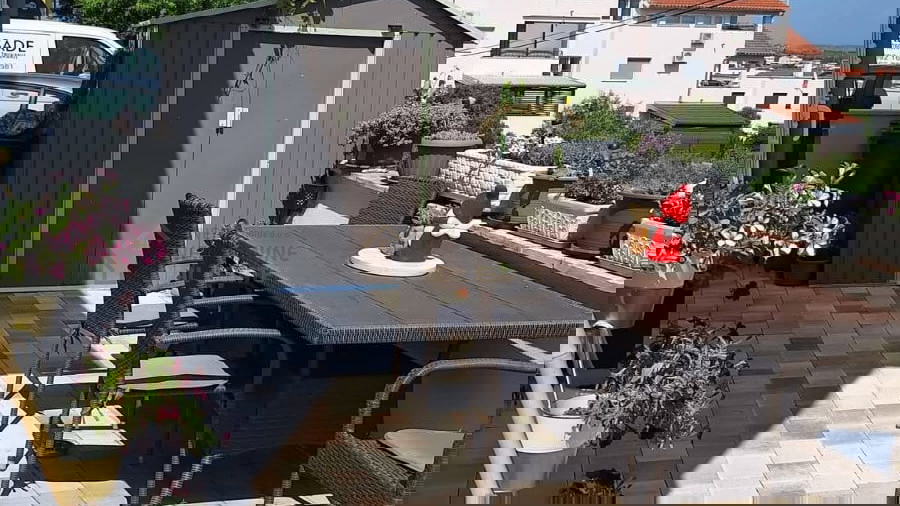 VODICE&comma; NOVO U NA&Scaron;OJ PONUDI&excl; STAN U PRIZEMLJU SA OTVORENIM POGLEDOM PREMA MORU