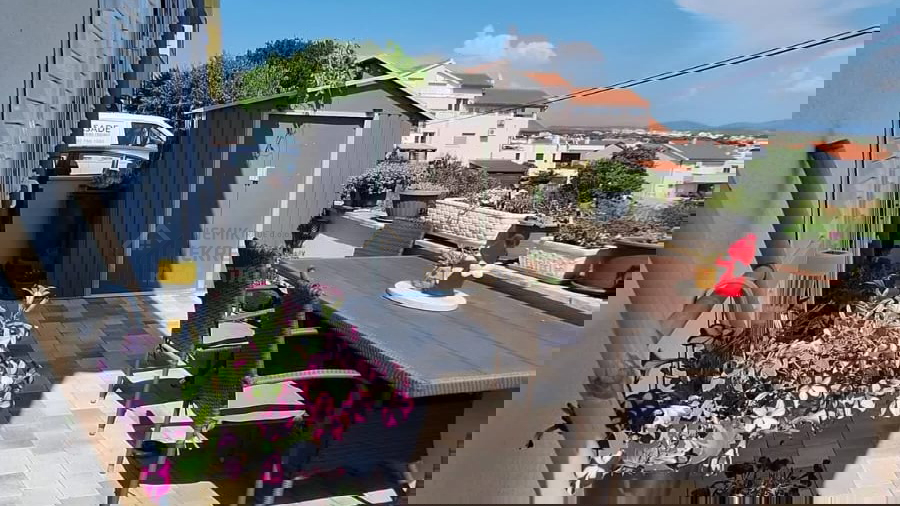 VODICE&comma; NOVO U NA&Scaron;OJ PONUDI&excl; STAN U PRIZEMLJU SA OTVORENIM POGLEDOM PREMA MORU