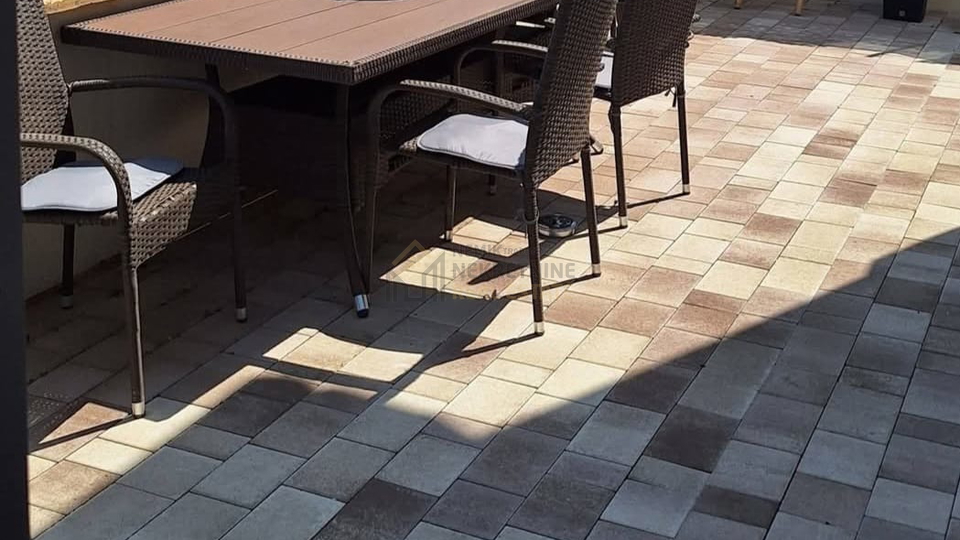 VODICE&comma; NOVO U NA&Scaron;OJ PONUDI&excl; STAN U PRIZEMLJU SA OTVORENIM POGLEDOM PREMA MORU