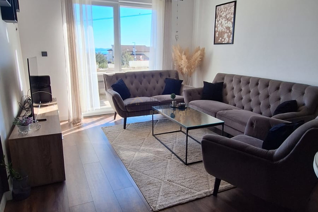 VODICE, NOVO U NAŠOJ PONUDI! STAN U PRIZEMLJU SA OTVORENIM POGLEDOM PREMA MORU