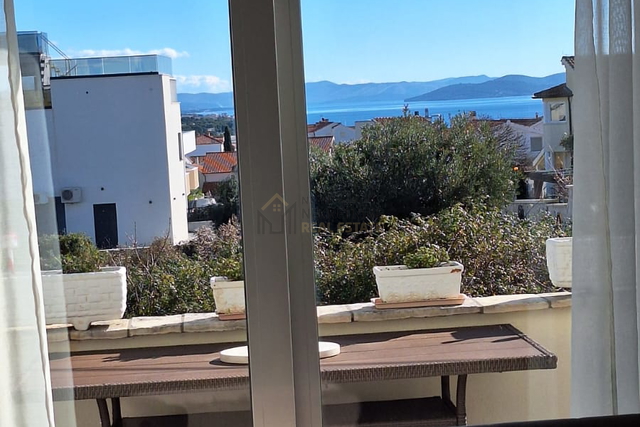 VODICE, NOVO U NAŠOJ PONUDI! STAN U PRIZEMLJU SA OTVORENIM POGLEDOM PREMA MORU