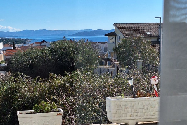 VODICE, NOVO U NAŠOJ PONUDI! STAN U PRIZEMLJU SA OTVORENIM POGLEDOM PREMA MORU