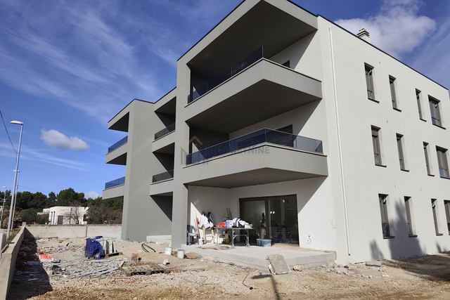 SRIMA, TROSOBAN STAN SA 2 PARKIRNA MJESTA I PRIPADAJUĆIM VRTOM