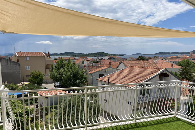 VODICE, ŠARMANTAN TROSOBAN STAN SPECIFIČNOG UREĐENJA