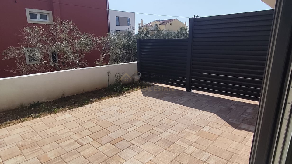 VODICE&comma; POSLJEDNJI STAN U PRIZEMLJU NA DVIJE ETA&Zcaron;E NEDALEKO OD PLA&Zcaron;E