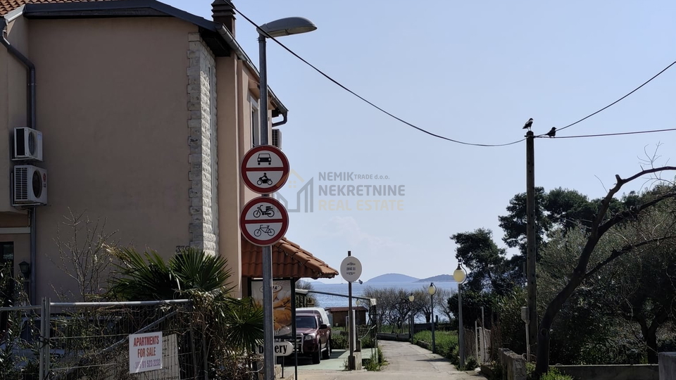 VODICE&comma; POSLJEDNJI STAN U PRIZEMLJU NA DVIJE ETA&Zcaron;E NEDALEKO OD PLA&Zcaron;E