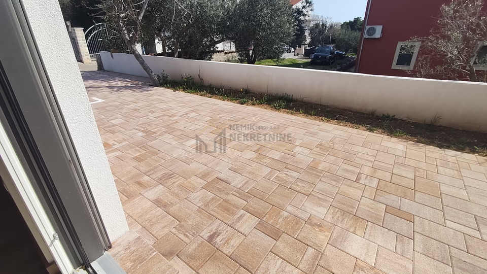 VODICE&comma; POSLJEDNJI STAN U PRIZEMLJU NA DVIJE ETA&Zcaron;E NEDALEKO OD PLA&Zcaron;E