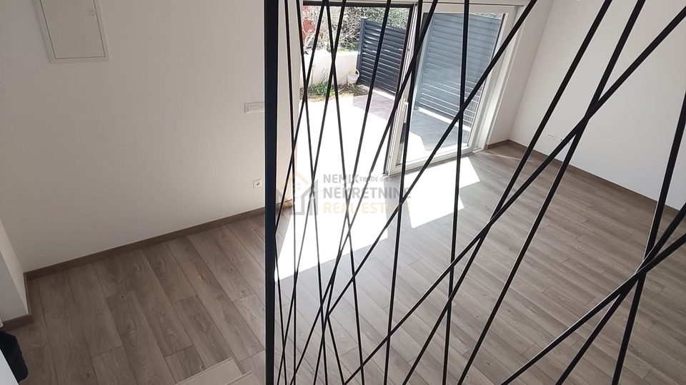 VODICE&comma; POSLJEDNJI STAN U PRIZEMLJU NA DVIJE ETA&Zcaron;E NEDALEKO OD PLA&Zcaron;E