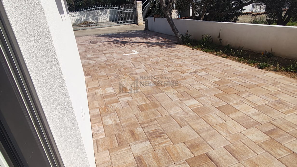 VODICE&comma; POSLJEDNJI STAN U PRIZEMLJU NA DVIJE ETA&Zcaron;E NEDALEKO OD PLA&Zcaron;E