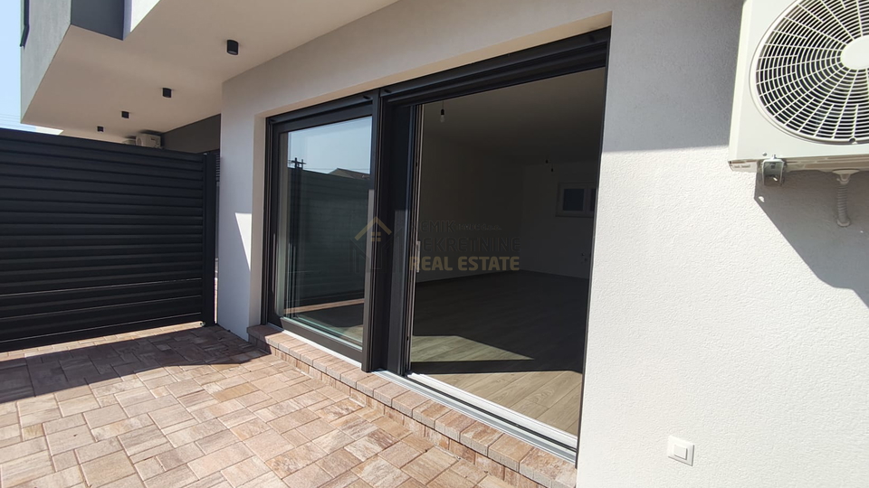 VODICE&comma; POSLJEDNJI STAN U PRIZEMLJU NA DVIJE ETA&Zcaron;E NEDALEKO OD PLA&Zcaron;E