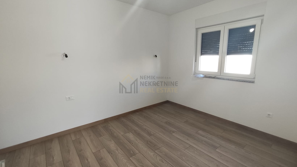 VODICE&comma; POSLJEDNJI STAN U PRIZEMLJU NA DVIJE ETA&Zcaron;E NEDALEKO OD PLA&Zcaron;E