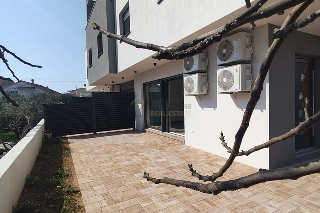 VODICE, POSLJEDNJI STAN U PRIZEMLJU NA DVIJE ETAŽE NEDALEKO OD PLAŽE