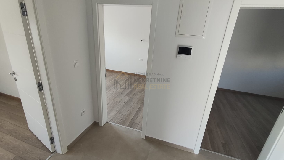 VODICE&comma; POSLJEDNJI STAN U PRIZEMLJU NA DVIJE ETA&Zcaron;E NEDALEKO OD PLA&Zcaron;E