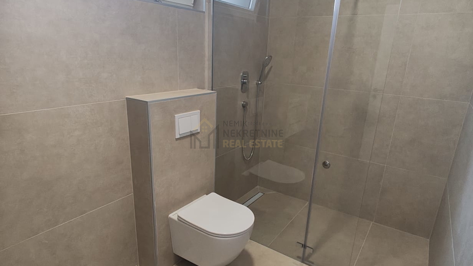 VODICE&comma; POSLJEDNJI STAN U PRIZEMLJU NA DVIJE ETA&Zcaron;E NEDALEKO OD PLA&Zcaron;E