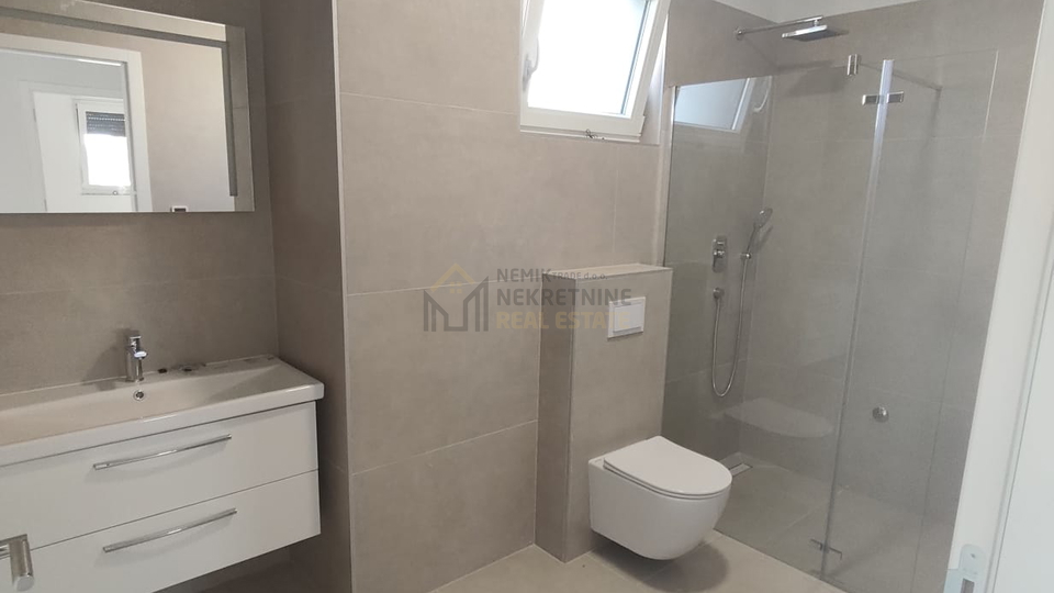 VODICE&comma; POSLJEDNJI STAN U PRIZEMLJU NA DVIJE ETA&Zcaron;E NEDALEKO OD PLA&Zcaron;E