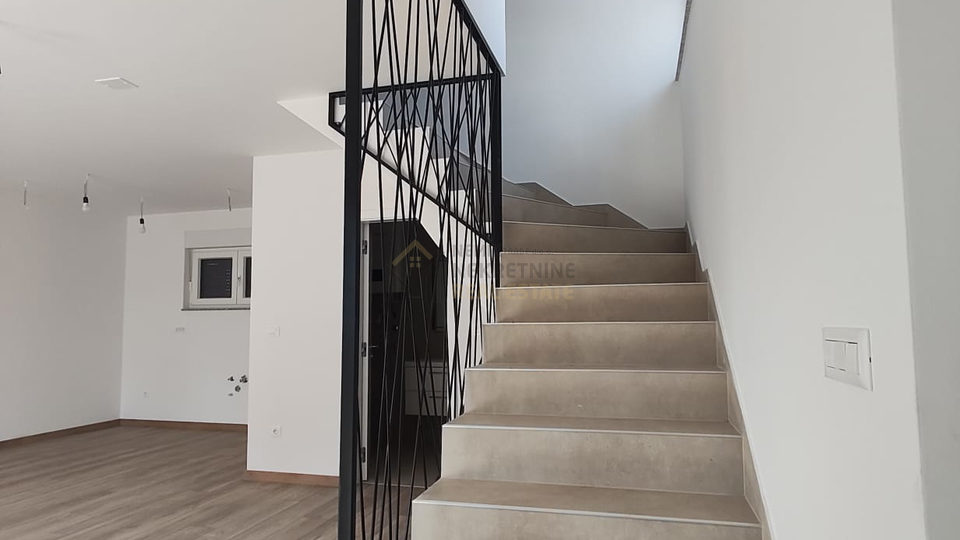 VODICE&comma; POSLJEDNJI STAN U PRIZEMLJU NA DVIJE ETA&Zcaron;E NEDALEKO OD PLA&Zcaron;E