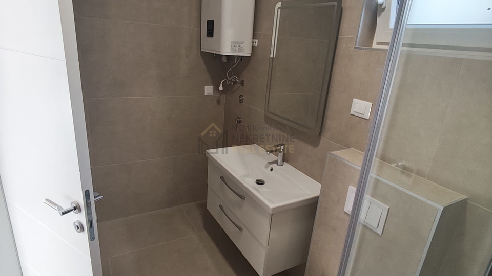 VODICE&comma; POSLJEDNJI STAN U PRIZEMLJU NA DVIJE ETA&Zcaron;E NEDALEKO OD PLA&Zcaron;E