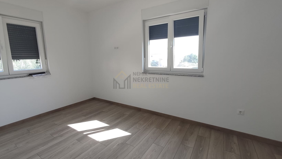 VODICE&comma; POSLJEDNJI STAN U PRIZEMLJU NA DVIJE ETA&Zcaron;E NEDALEKO OD PLA&Zcaron;E