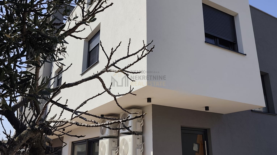 VODICE&comma; POSLJEDNJI STAN U PRIZEMLJU NA DVIJE ETA&Zcaron;E NEDALEKO OD PLA&Zcaron;E