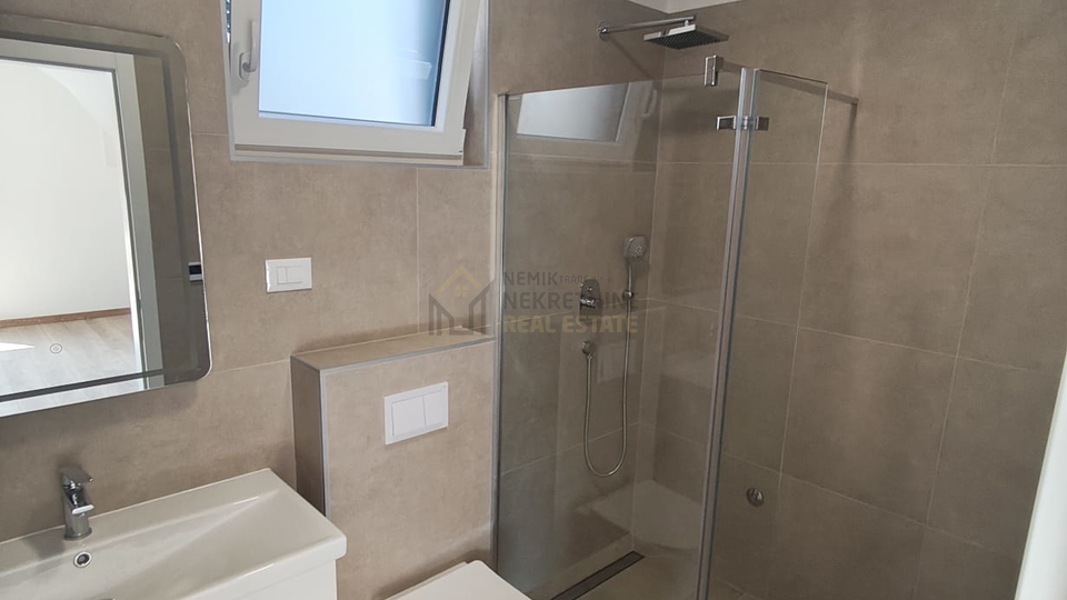 VODICE&comma; POSLJEDNJI STAN U PRIZEMLJU NA DVIJE ETA&Zcaron;E NEDALEKO OD PLA&Zcaron;E