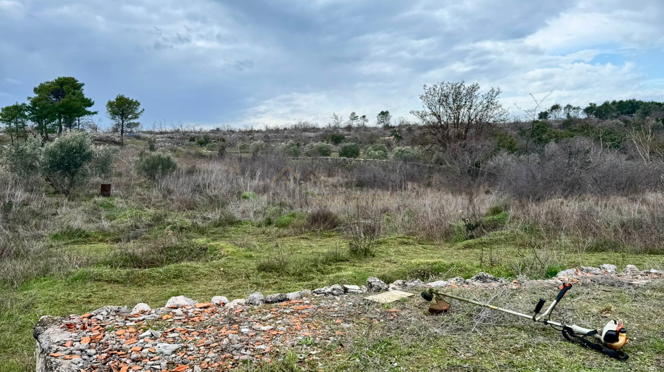 VODICE&comma; ATRAKTIVNO POLJOPRIVREDNO ZEMLJI&Scaron;TE