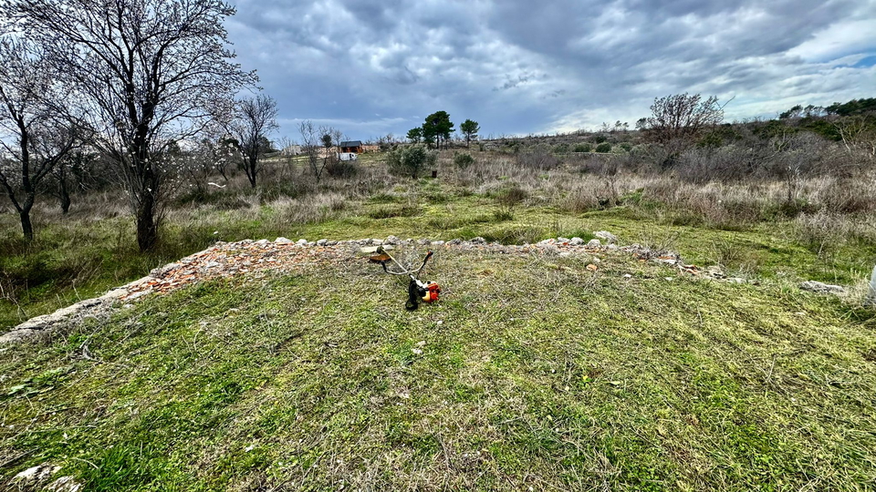 VODICE&comma; ATRAKTIVNO POLJOPRIVREDNO ZEMLJI&Scaron;TE