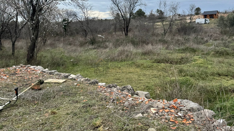 VODICE&comma; ATRAKTIVNO POLJOPRIVREDNO ZEMLJI&Scaron;TE