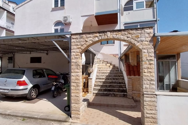 VODICE, KUĆA SA TRI STAMBENE JEDINICE, 300 M OD MORA