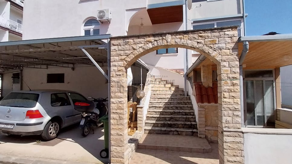 VODICE&comma; KU&Cacute;A SA TRI STAMBENE JEDINICE&comma; 300 M OD MORA