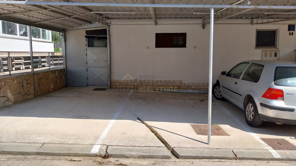 VODICE&comma; KU&Cacute;A SA TRI STAMBENE JEDINICE&comma; 300 M OD MORA