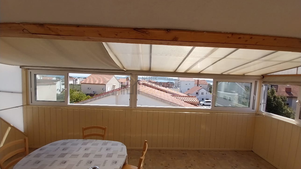 VODICE&comma; KU&Cacute;A SA TRI STAMBENE JEDINICE&comma; 300 M OD MORA