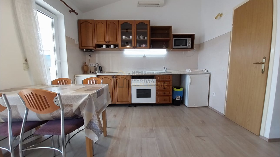 VODICE&comma; KU&Cacute;A SA TRI STAMBENE JEDINICE&comma; 300 M OD MORA