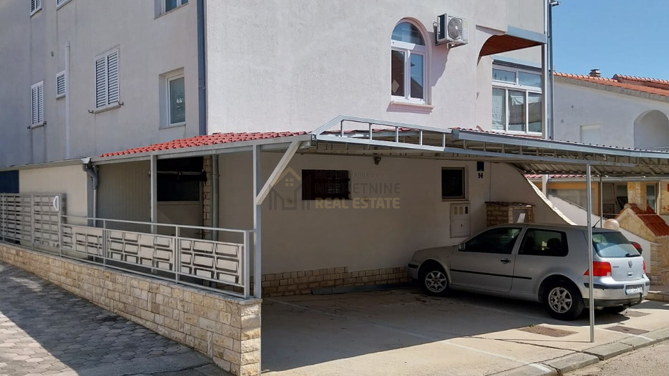 VODICE&comma; KU&Cacute;A SA TRI STAMBENE JEDINICE&comma; 300 M OD MORA