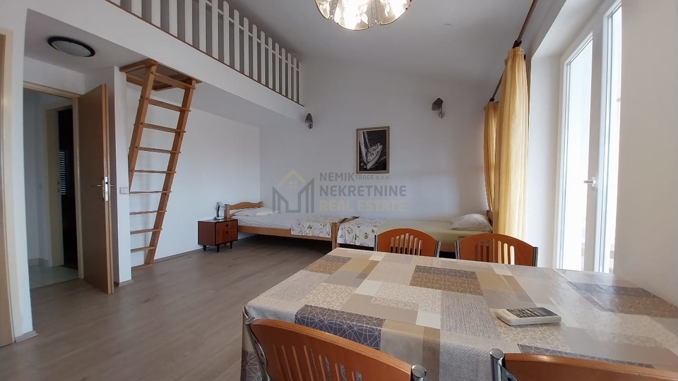 VODICE&comma; KU&Cacute;A SA TRI STAMBENE JEDINICE&comma; 300 M OD MORA