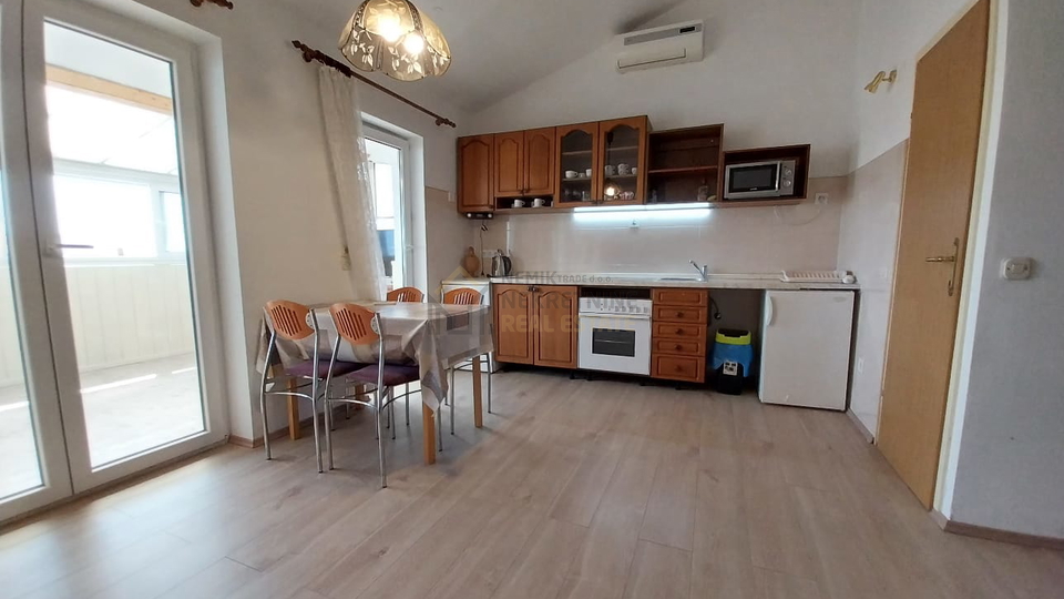 VODICE&comma; KU&Cacute;A SA TRI STAMBENE JEDINICE&comma; 300 M OD MORA