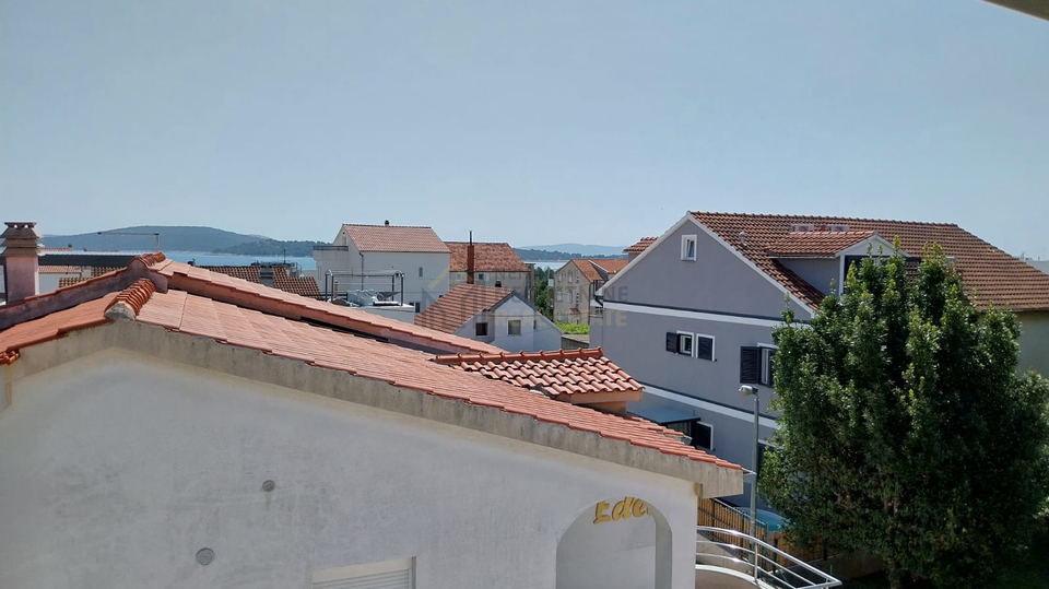 VODICE&comma; KU&Cacute;A SA TRI STAMBENE JEDINICE&comma; 300 M OD MORA