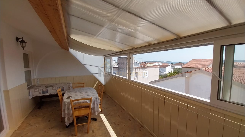 VODICE&comma; KU&Cacute;A SA TRI STAMBENE JEDINICE&comma; 300 M OD MORA