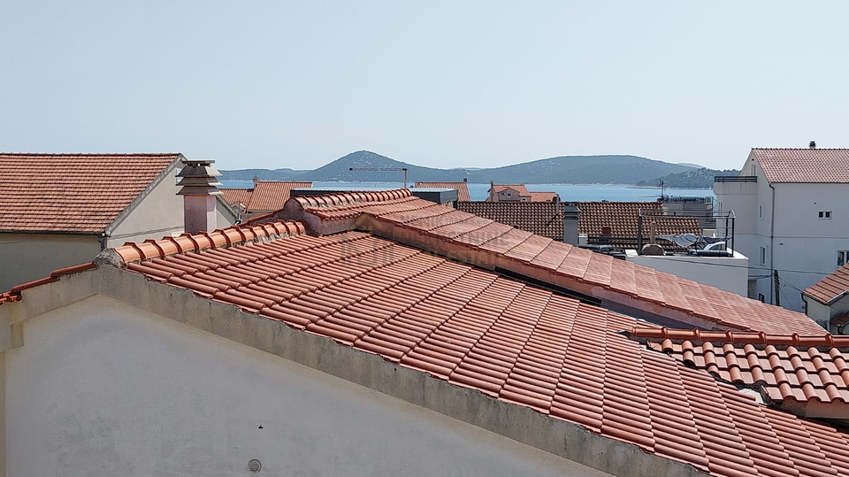 VODICE&comma; KU&Cacute;A SA TRI STAMBENE JEDINICE&comma; 300 M OD MORA